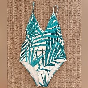 Women’s Cup She Bathing Suit Leaf Print White/Green in Size Small.